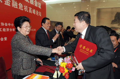 人大常委會(huì )副委員長(cháng)，全國婦聯(lián)主席：顧秀蓮為我司董事長(cháng)、總經(jīng)理：黃毅頒獎